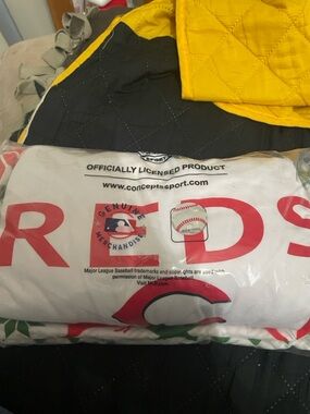 MLB Cincinnati Reds men’s pajamas- White & Red